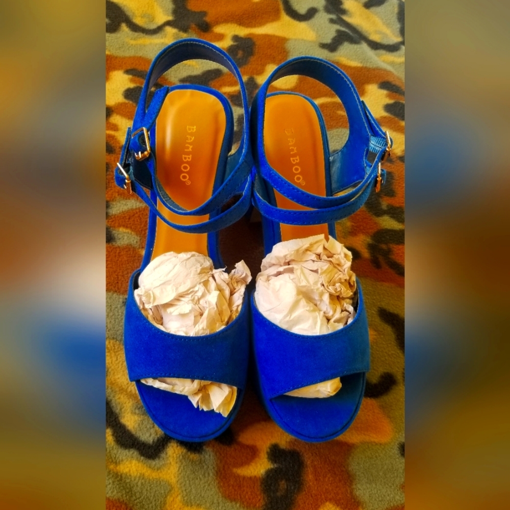 Womens sandal wedge, size 8